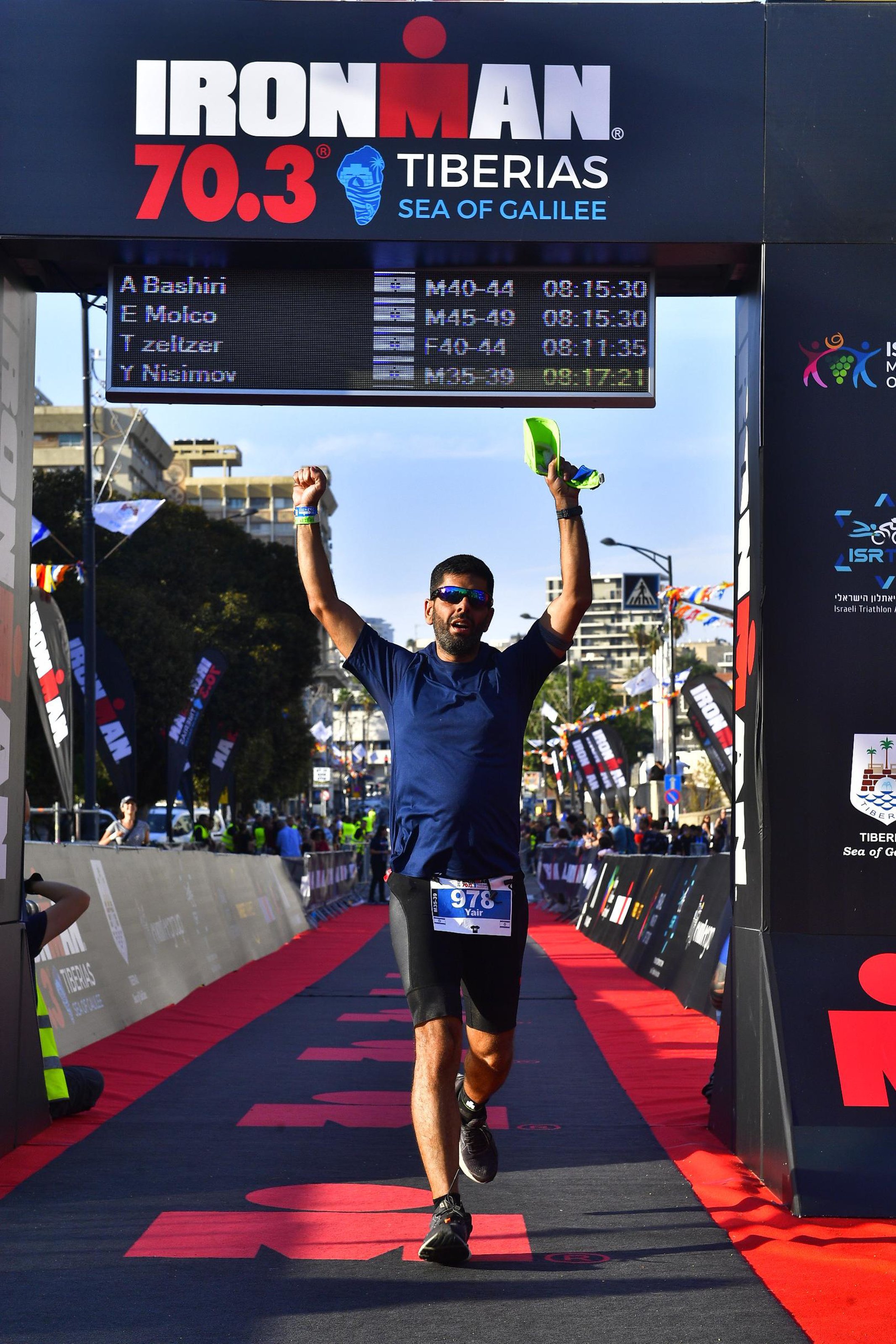 יאיר ניסימוב חוצה קו סיום IRONMAN 70.3 טבריה